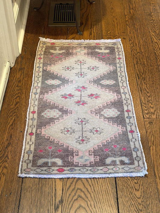 1’7”x3’2” Vintage Oushak mat