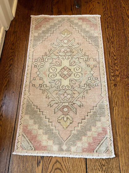 1’7”x3’2” Vintage Oushak Mat