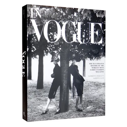 In Vogue: An Illustrated History of the World's Most Famous Fashion Magazine - Hardcover