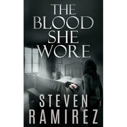 The Blood She Wore: A Sarah Greene Supernatural Mystery - Paperback