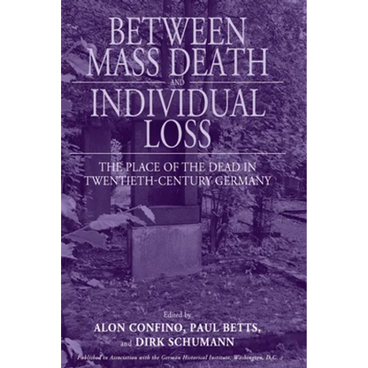 Between Mass Death and Individual Loss: The Place of the Dead in Twentieth-Century Germany - Paperback