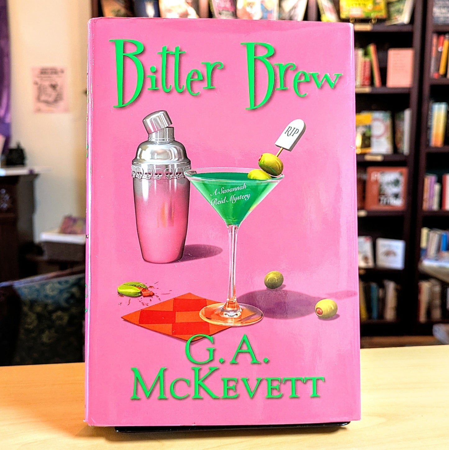Bitter Brew (A Savannah Reid Mystery)