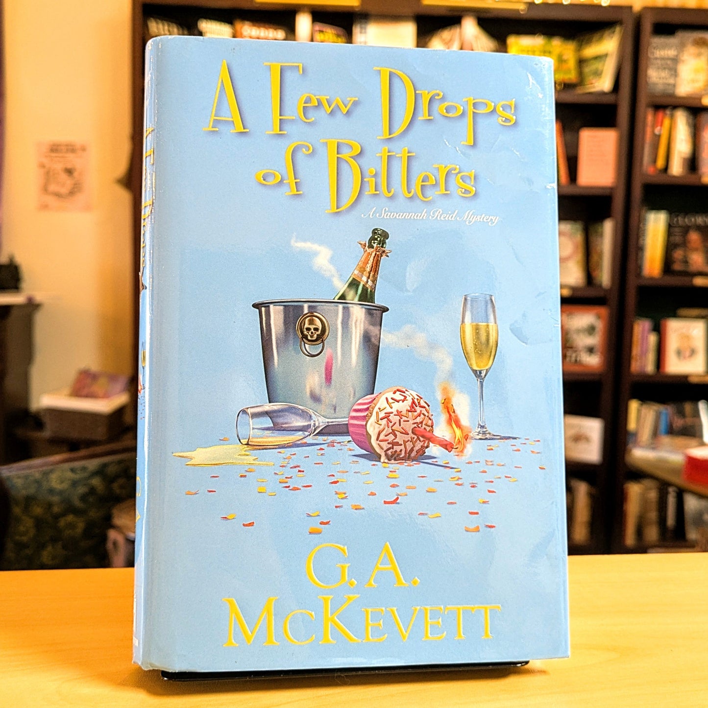 A Few Drops of Bitters (A Savannah Reid Mystery)