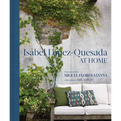 At Home: Isabel López-Quesada: Combining Period and Contemporary Furniture and Art, the Homes of Isabel López-Quesada Are Unforgettable - Hardcover