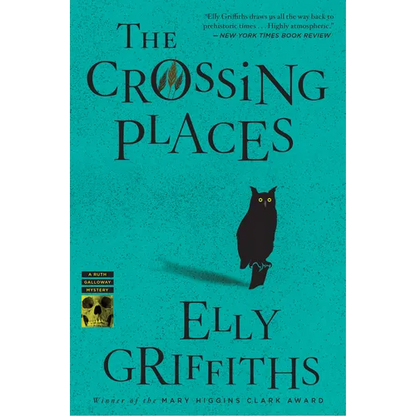 The Crossing Places: The First Ruth Galloway Mystery - Paperback